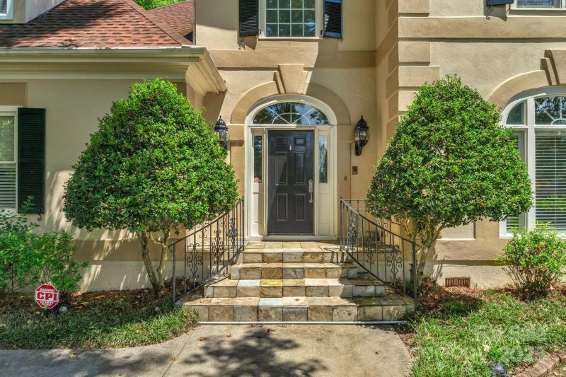Property image 2 of 15618 Eagleview Drive in Riverpointe, Charlotte, NC 28278