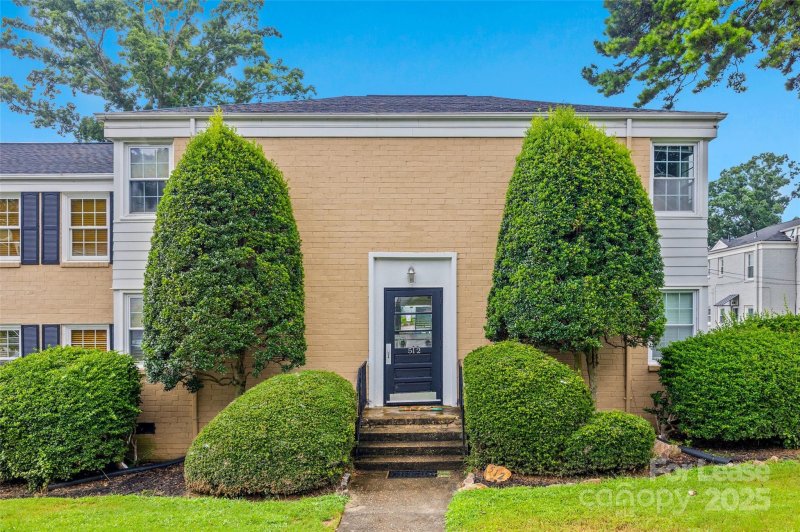 Property image 2 of 512 Wakefield Drive in Selwyn Village, Charlotte, NC 28209