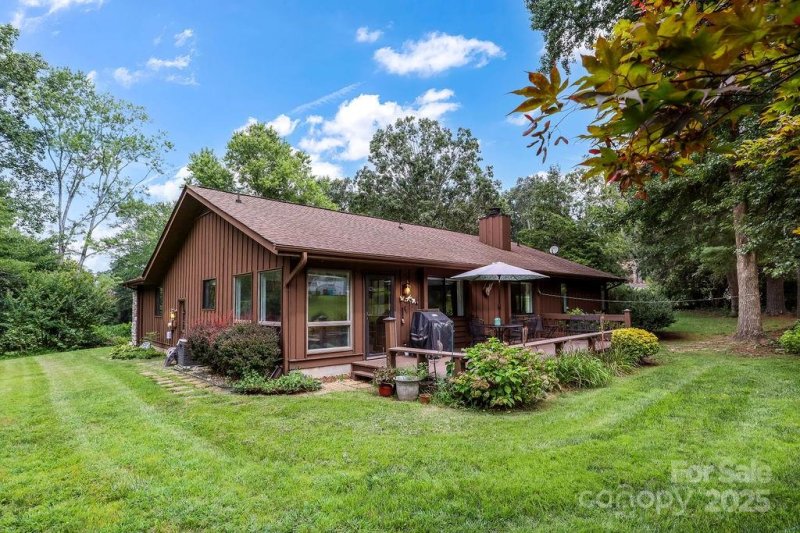 Property image 2 at 27 Poplar Court, Hendersonville, NC 28792