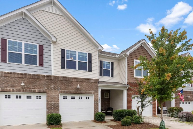 Property image 3 of 7424 Calhoun Falls Drive in The Woodlands, Rock Hill, SC 29732
