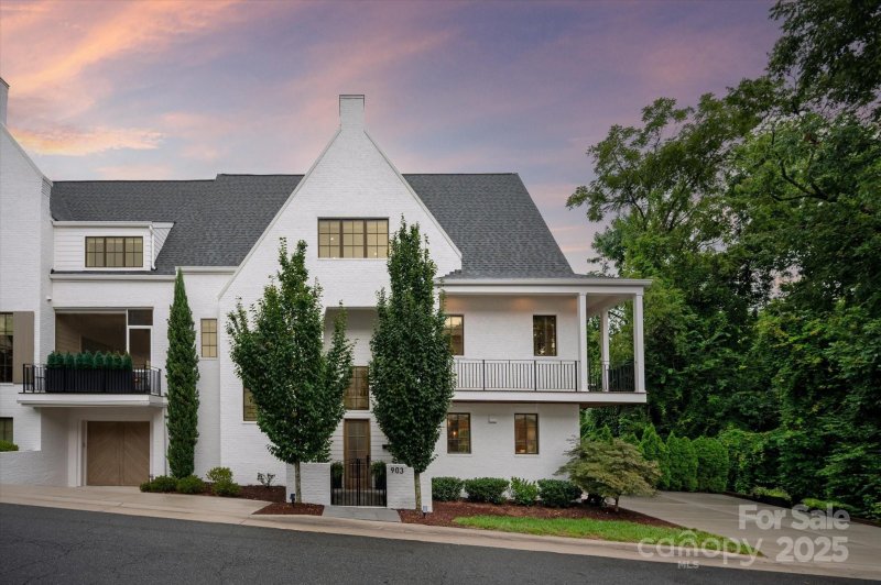 Property image 2 of 903 Mcdonald Avenue in Dilworth, Charlotte, NC 28203
