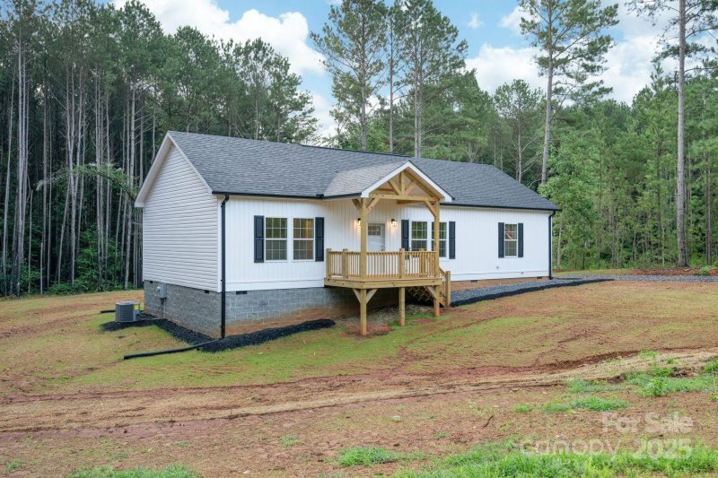 Property image 3 of 148 Arrington Road in Arrington Woods, Statesville, NC 28625