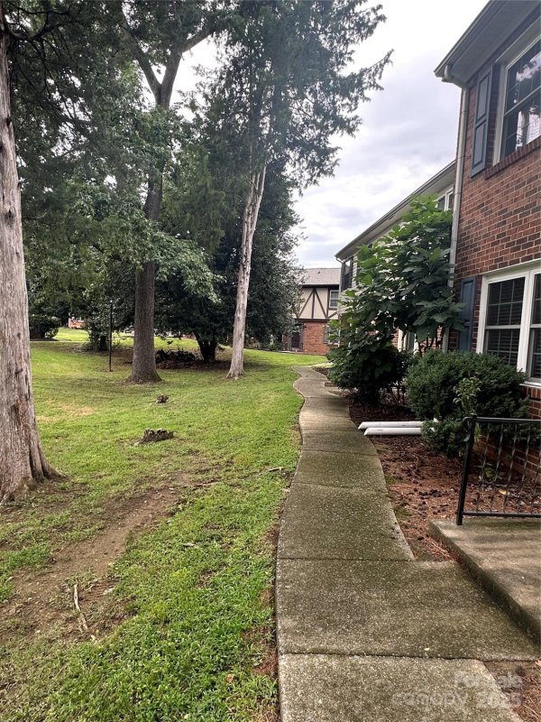 Property image 2 of 8816 Hunter Ridge Drive in Lexington Commons, Charlotte, NC 28226