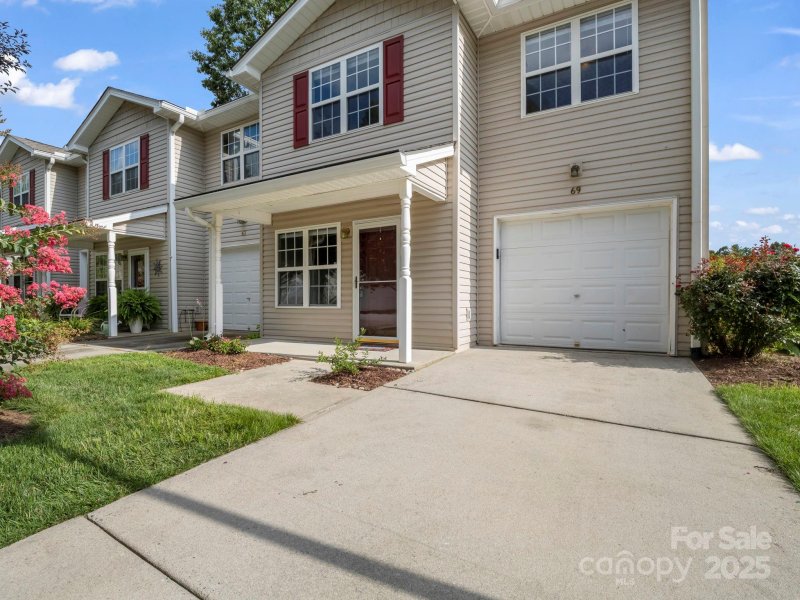 Property image 2 of 69 Wiltshire Circle in Stafford Crossing, Fletcher, NC 28732