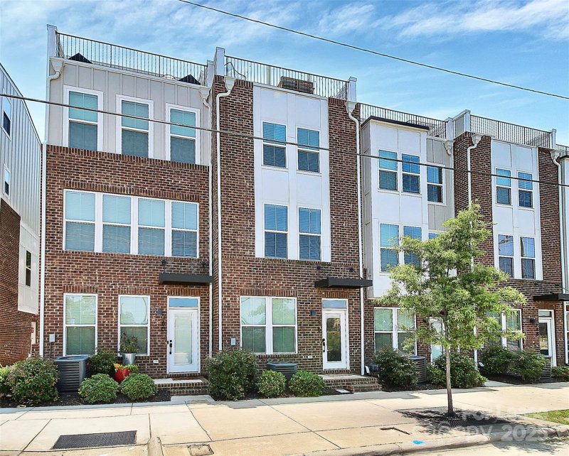 Property image 2 of 256 Parkwood Avenue in Parkwood Square, Charlotte, NC 28206