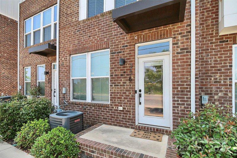 Property image 4 of 256 Parkwood Avenue in Parkwood Square, Charlotte, NC 28206