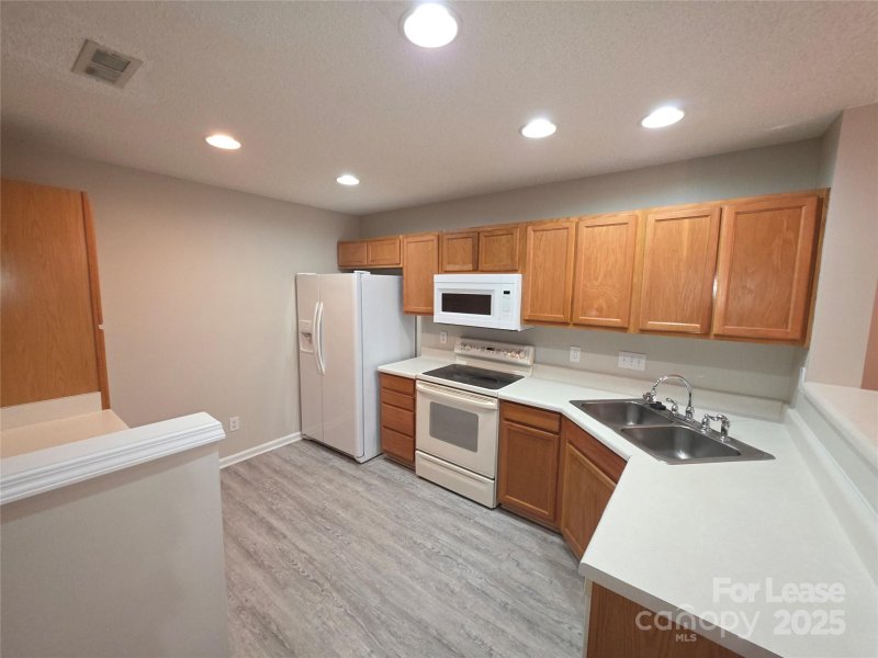 Property image 5 of 9933 Birch Knoll Court in University Heights, Charlotte, NC 28213