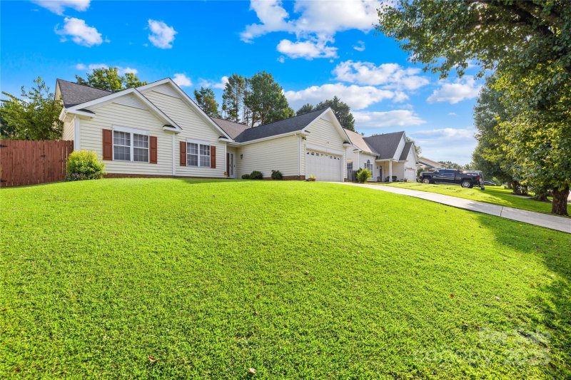 Property image 2 of 1232 Gretna Green Drive in Mcdowell Meadows, Charlotte, NC 28217