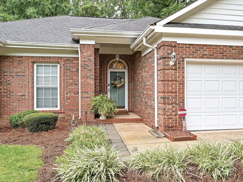 Property image 2 of 5607 Oak Drive in Oakdale Woods, Charlotte, NC 28216