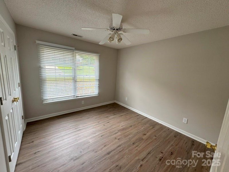 Property image 4 of 516 Basswood Way in Hickory Creek, Gastonia, NC 28052