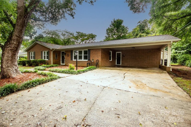 Property image 2 of 320 S Toria Drive in Dalwan Heights, Statesville, NC 28625