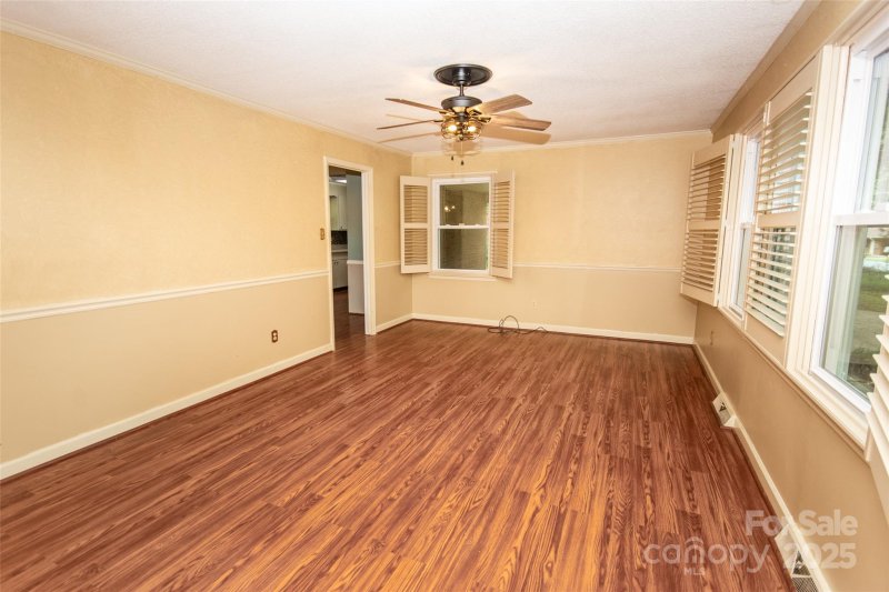 Property image 3 of 320 S Toria Drive in Dalwan Heights, Statesville, NC 28625