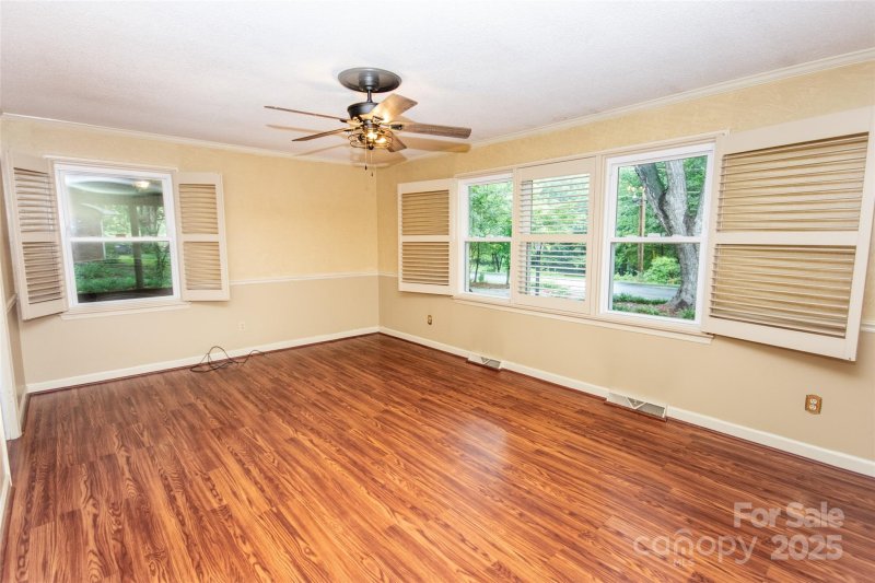 Property image 4 of 320 S Toria Drive in Dalwan Heights, Statesville, NC 28625