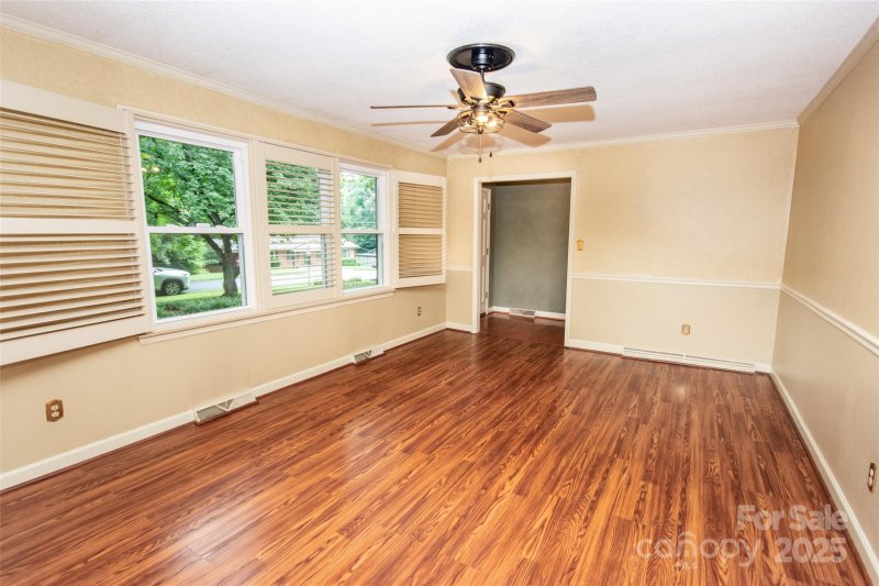 Property image 5 of 320 S Toria Drive in Dalwan Heights, Statesville, NC 28625