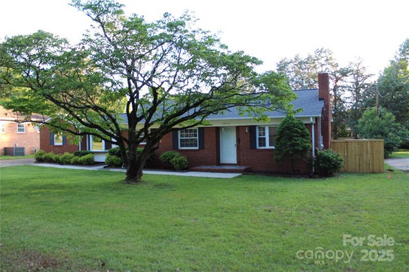 Property image 2 of 1421 Thompson Avenue in Oakdale, Charlotte, NC 28216