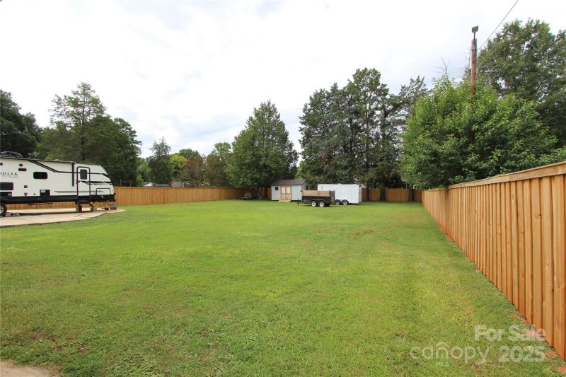 Property image 3 of 1421 Thompson Avenue in Oakdale, Charlotte, NC 28216