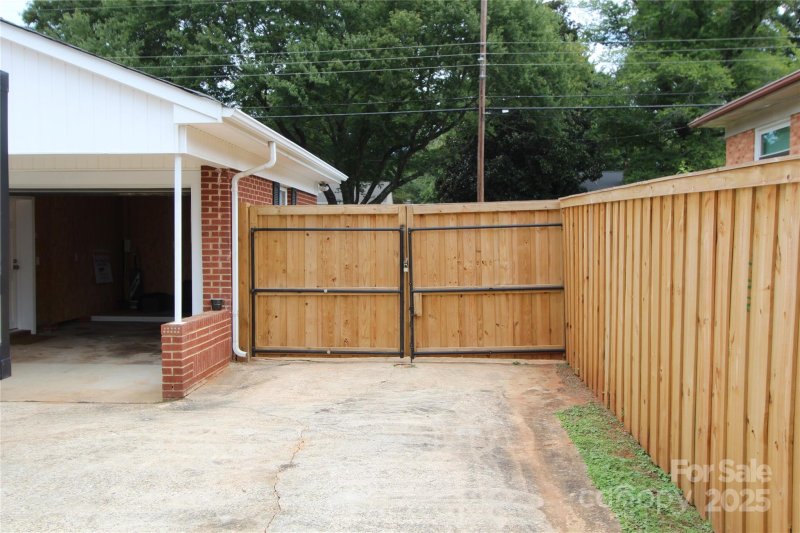 Property image 5 of 1421 Thompson Avenue in Oakdale, Charlotte, NC 28216