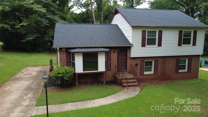 Property image 2 of 6212 Snowcrest Court in Four Seasons, Charlotte, NC 28212