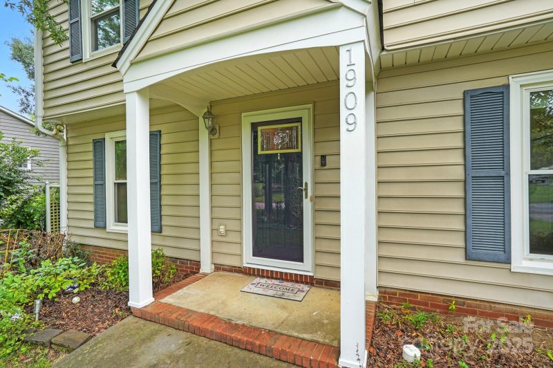 Property image 2 of 1909 Lawton Bluff Road in Candlewyck, Charlotte, NC 28226