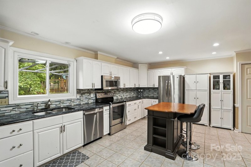 Property image 5 of 1909 Lawton Bluff Road in Candlewyck, Charlotte, NC 28226