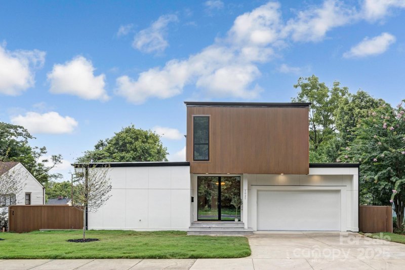 Property image 2 of 1027 Woodside Avenue in Villa heights, Charlotte, NC 28205