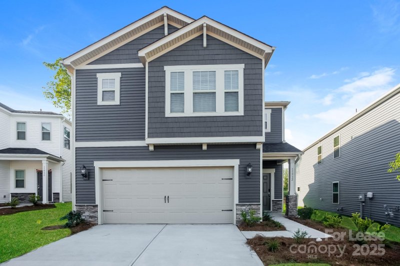 Larkhaven Hills, Charlotte Community
