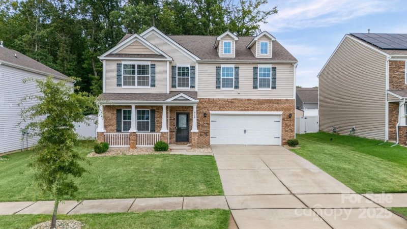 Sutton Farms, Charlotte Community