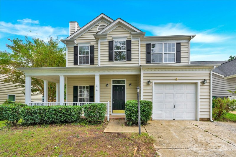 Brownestone, Charlotte Community