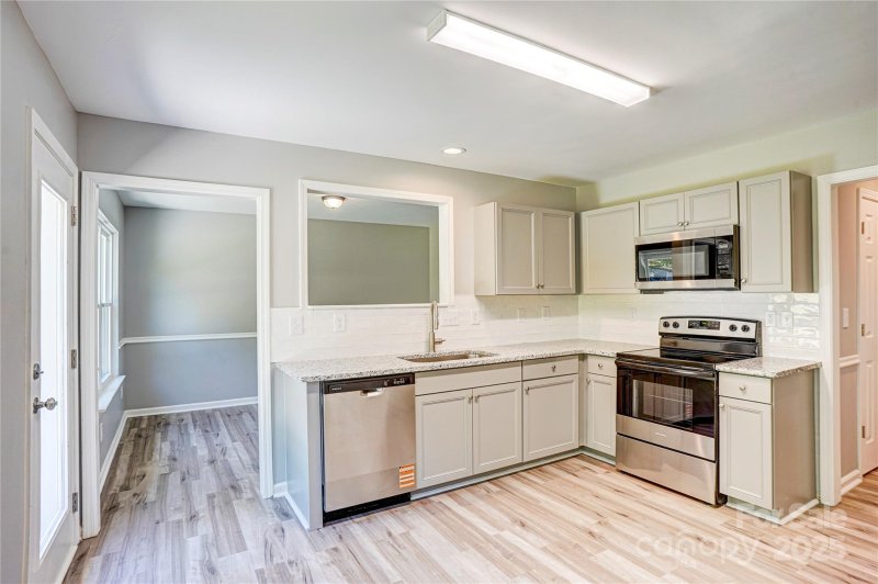 Property image 3 of 6008 Linda Vista Lane in Linda Vista Village, Charlotte, NC 28216