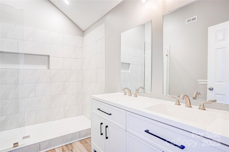 Property image 5 of 6008 Linda Vista Lane in Linda Vista Village, Charlotte, NC 28216