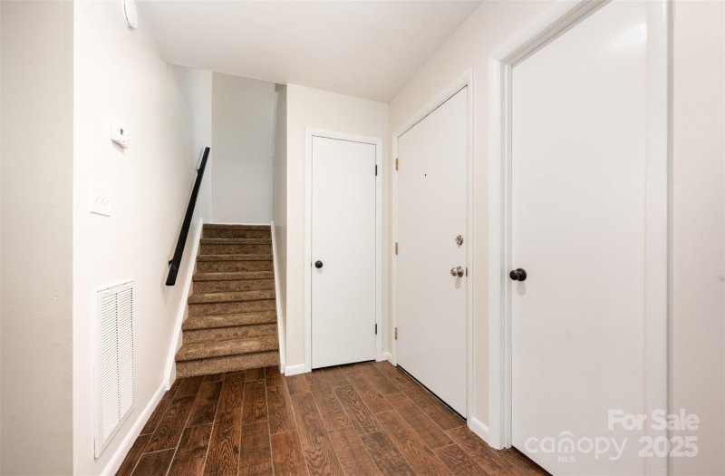 Property image 3 at 7800 Hummingbird Lane, Charlotte, NC 28212