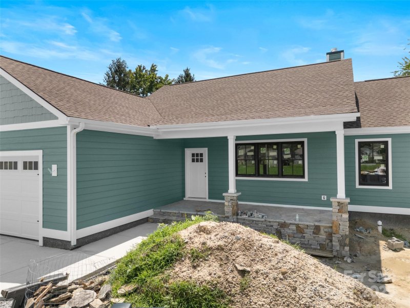 Property image 2 at 26 Olde Oak Court, Hendersonville, NC 28792