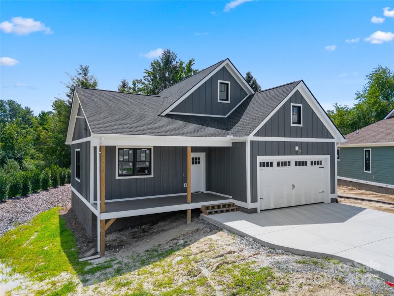 Property image 2 of 30 Olde Oak Court in Olde Oak, Hendersonville, NC 28792