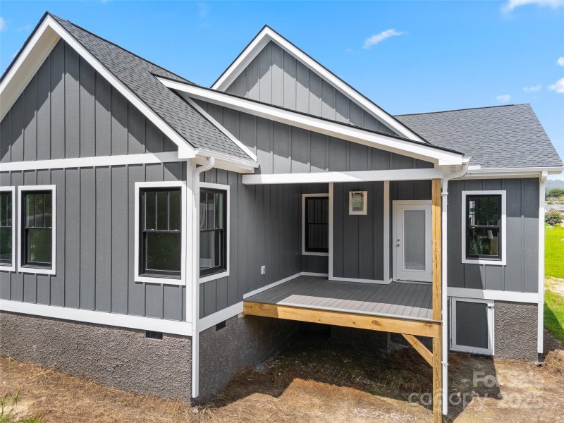 Property image 5 of 30 Olde Oak Court in Olde Oak, Hendersonville, NC 28792