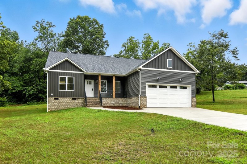 Willow Oaks, Hickory Community