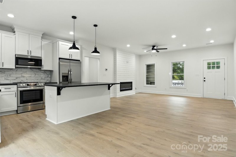 Property image 2 of 1471 20th Street in Willow Oaks, Hickory, NC 28601