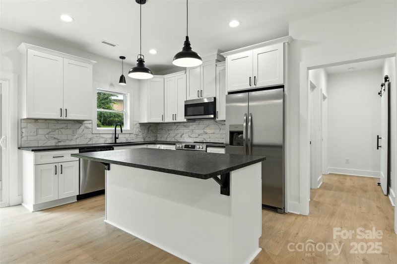 Property image 3 of 1471 20th Street in Willow Oaks, Hickory, NC 28601