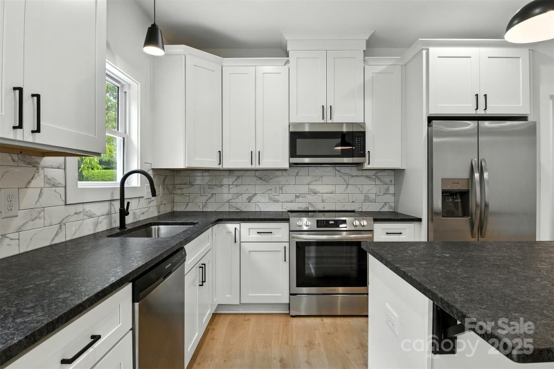 Property image 4 of 1471 20th Street in Willow Oaks, Hickory, NC 28601