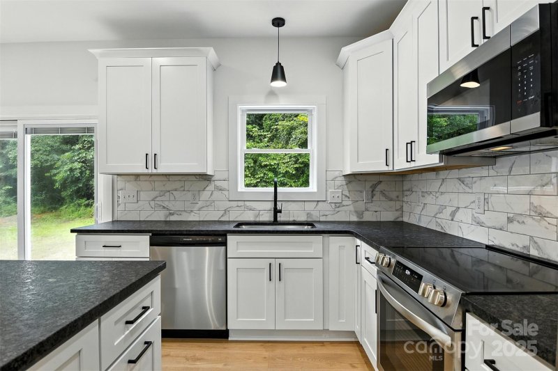 Property image 5 of 1471 20th Street in Willow Oaks, Hickory, NC 28601