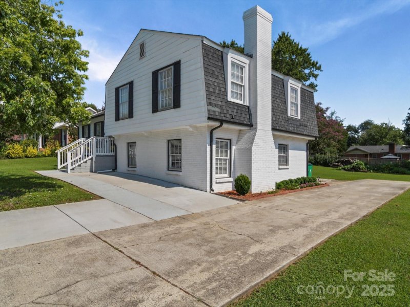 Property image 2 of 7335 Meadowdale Lane in Idlewild, Charlotte, NC 28212