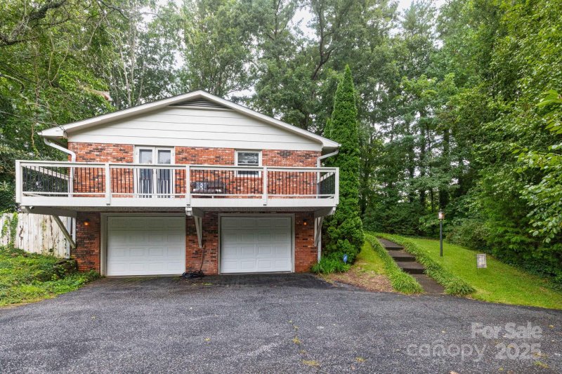 Property image 4 of 936 Toxaway Drive in Indian Hill, Hendersonville, NC 28791