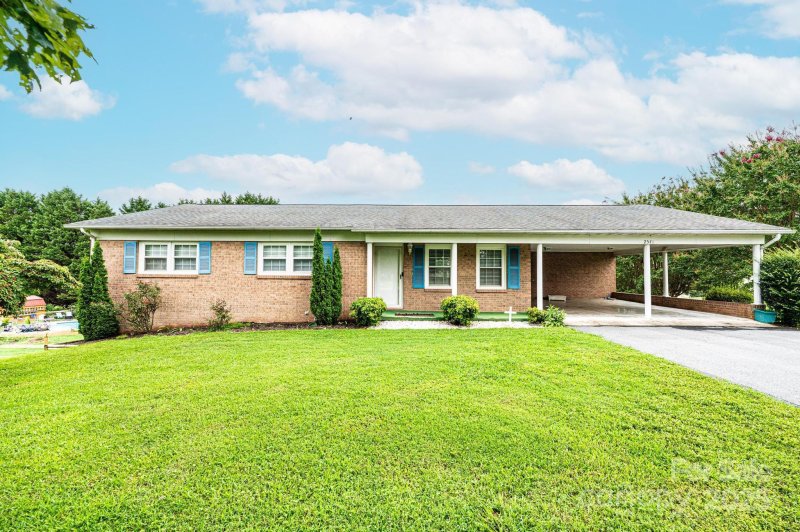 2541 Raintree Street