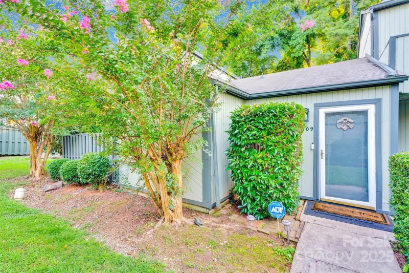 Property image 2 of 6109 Bent Tree Court in Four Seasons, Charlotte, NC 28212