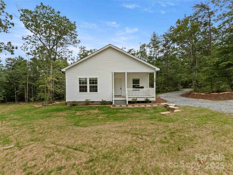 Property image 3 of 16 Eagle Drive in Gilliam Woods, Hendersonville, NC 28792