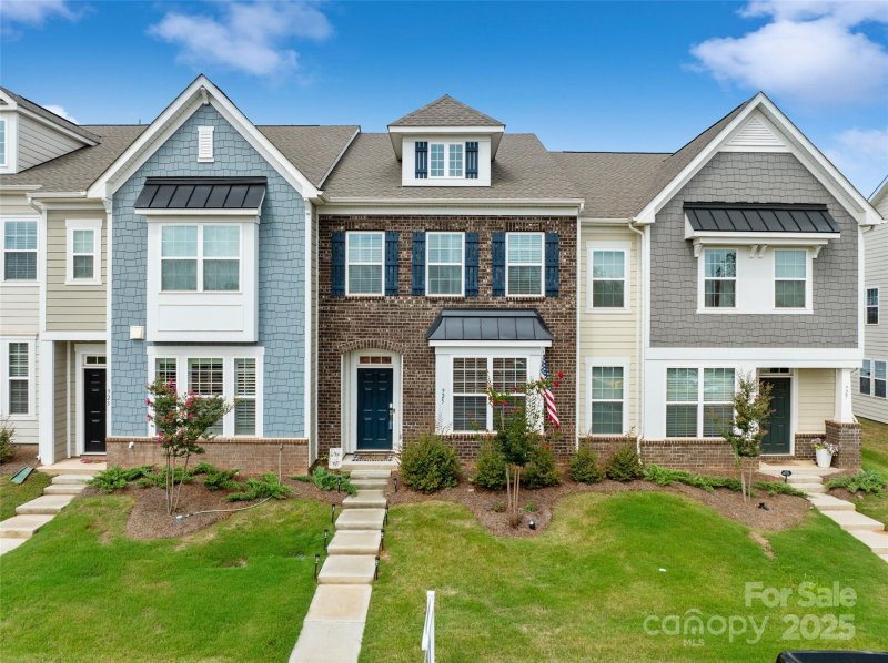 Property image 2 of 925 Cobbled Way in Elizabeth, Fort Mill, SC 29715