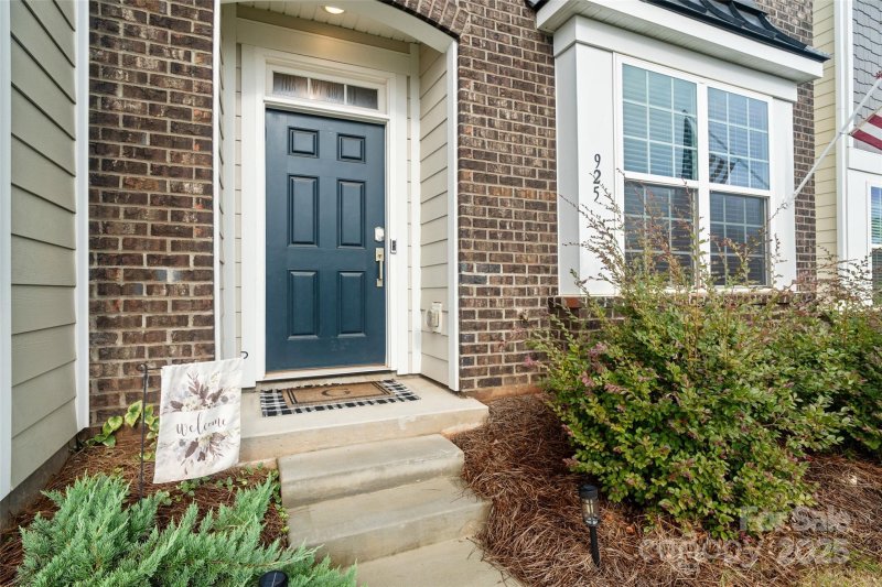 Property image 3 of 925 Cobbled Way in Elizabeth, Fort Mill, SC 29715
