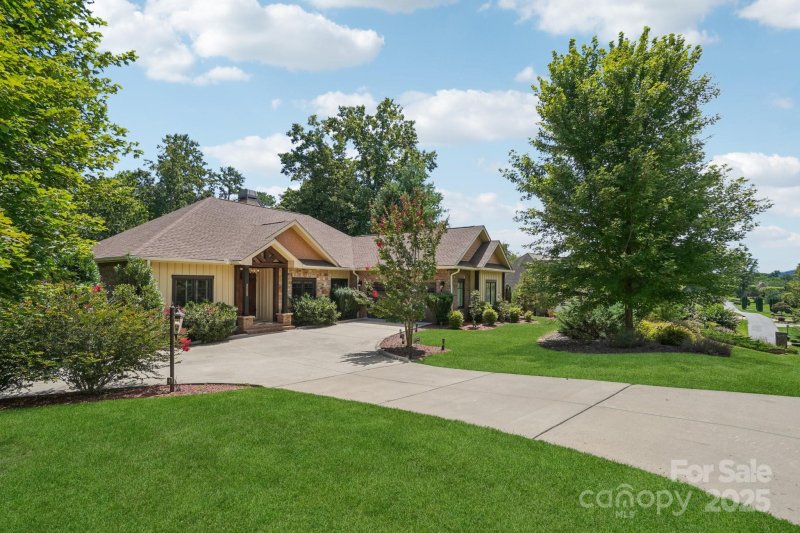 Property image 3 of 274 Majestic View Court in Ridgeview At Sweetwater Hills, Hendersonville, NC 28791