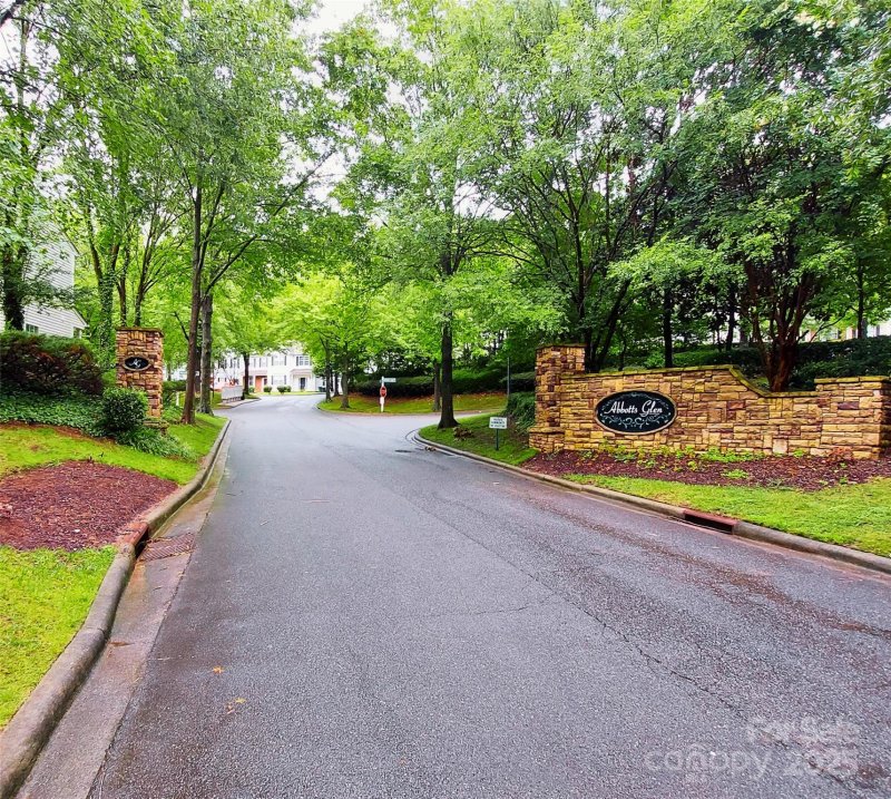 Abbotts Glen, Charlotte Community