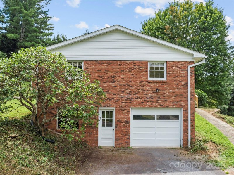 Property image 5 of 42 Sheppard Drive in Echo Hills, Asheville, NC 28806