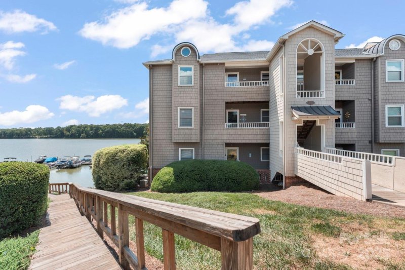 Property image 2 at 9817 Emerald Point Drive, Charlotte, NC 28278